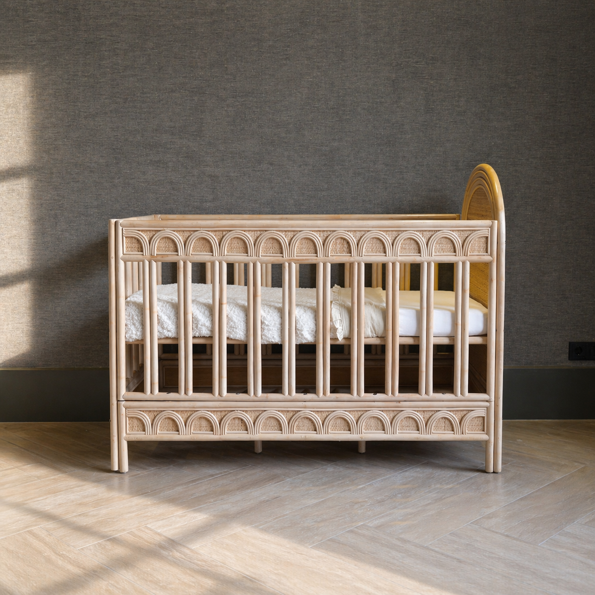 Naturel rotan babybed met verstelbare bedbodem, handgevlochten details en tijdloos bohemian design