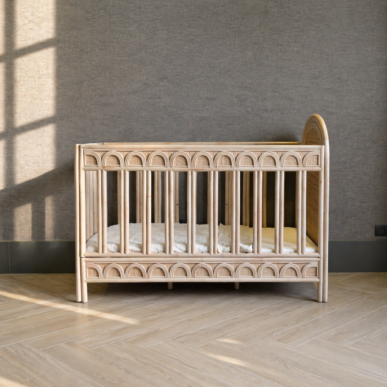 Naturel rotan babybed met verstelbare bedbodem, handgevlochten details en veilige spijlafstand