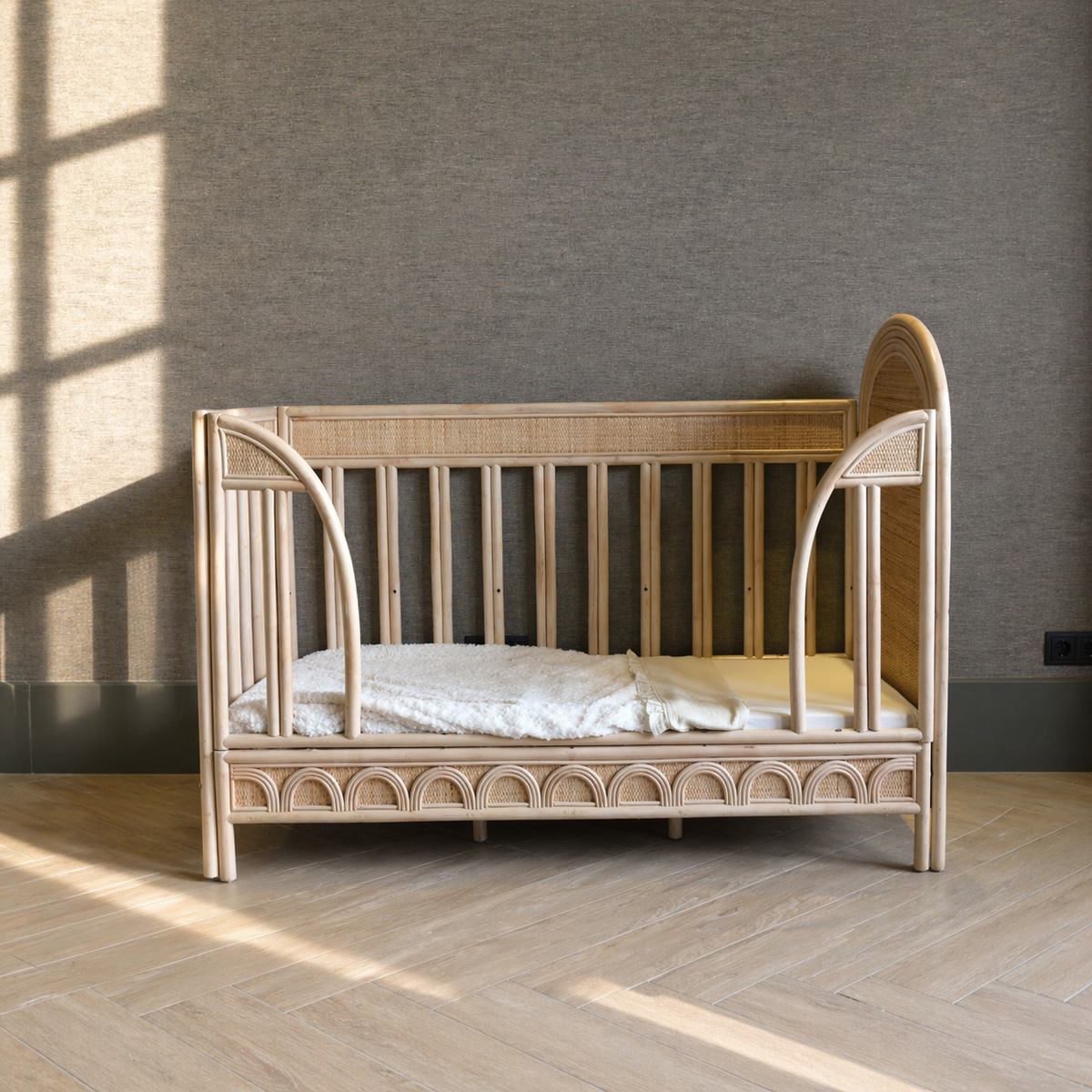 4-in-1 Rainbow meegroeibed in peuterbed-opstelling met open instap, veilige zijpanelen en handgemaakt rotan design