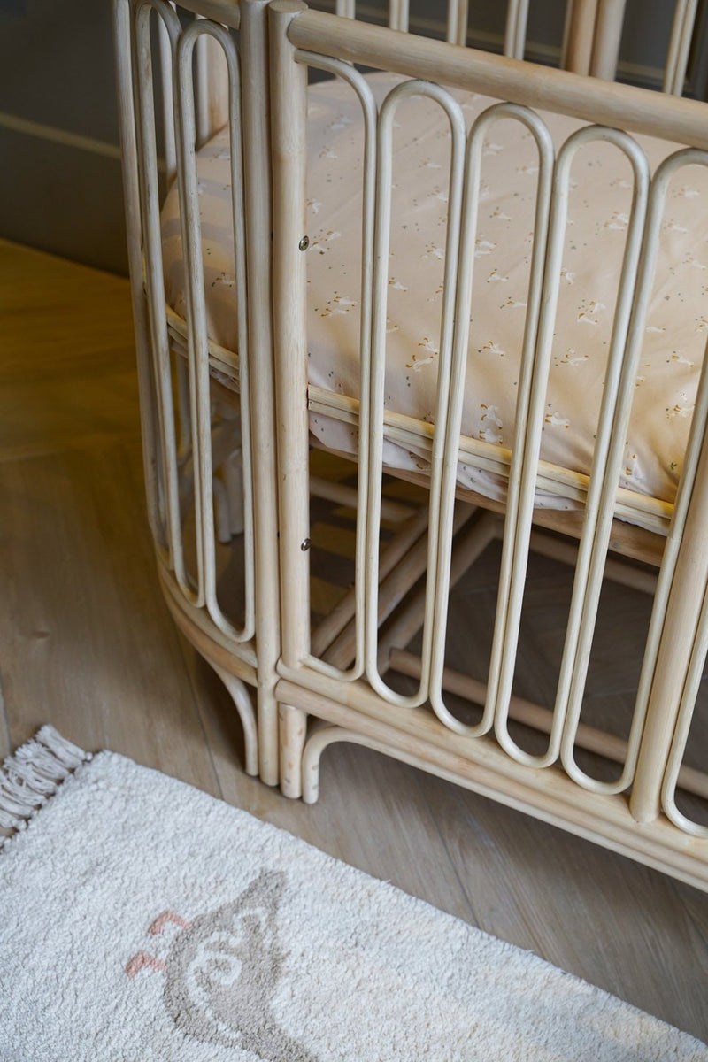 Detail van het handgevlochten rotan van meegroeibed Sol