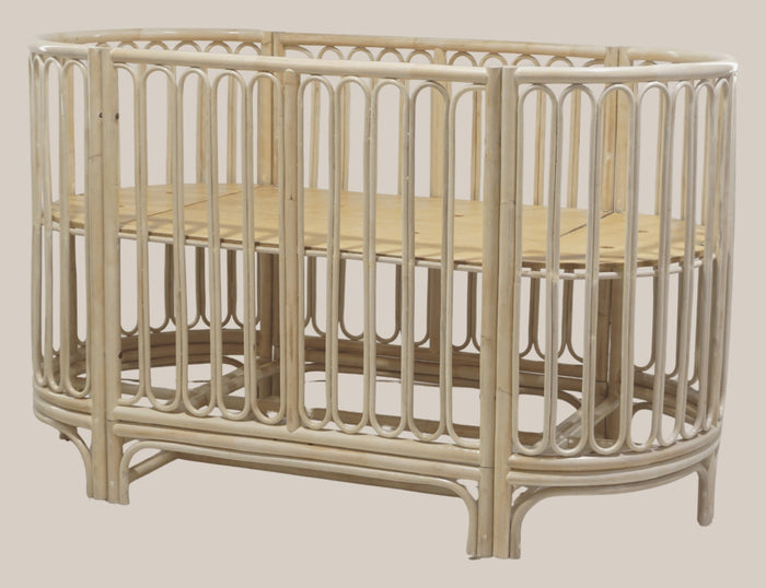 Rotan meegroeibed Sol als ledikant met hoge matrasstand