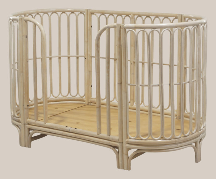 Rotan meegroeibed Sol als peuterbed met open zijkant