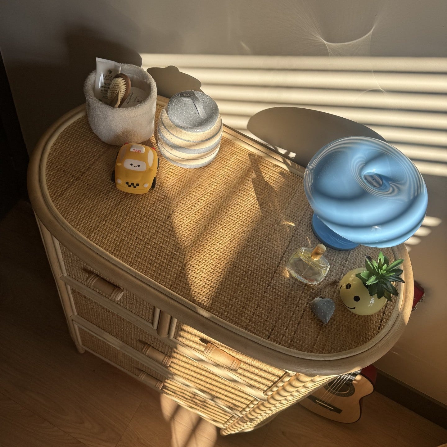 Bovenaanzicht van een naturel rotan commode met handgevlochten blad en afgeronde hoeken
