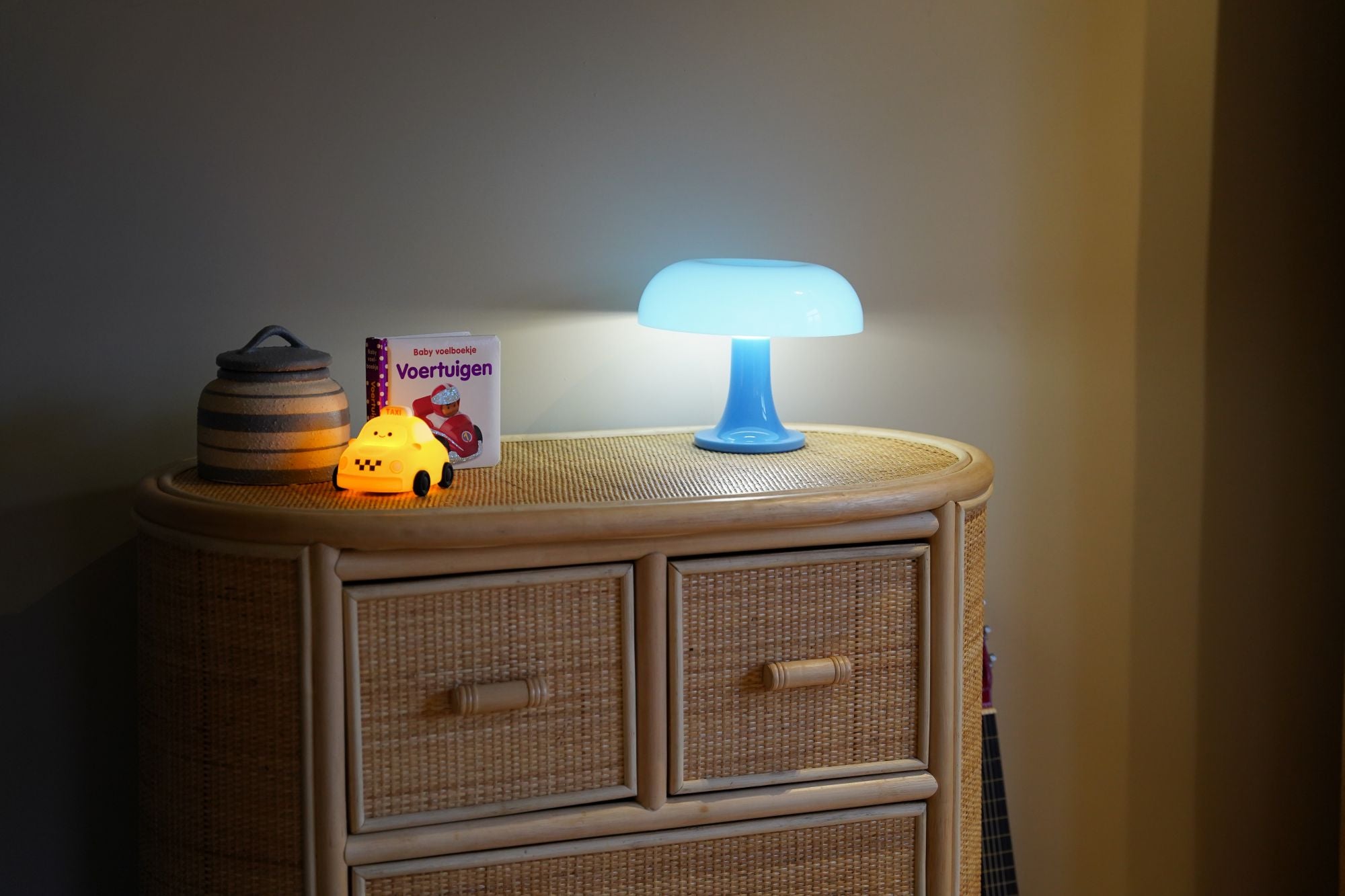 Naturel rotan commode met handgevlochten laden, afgerond bovenblad en ruime opbergruimte