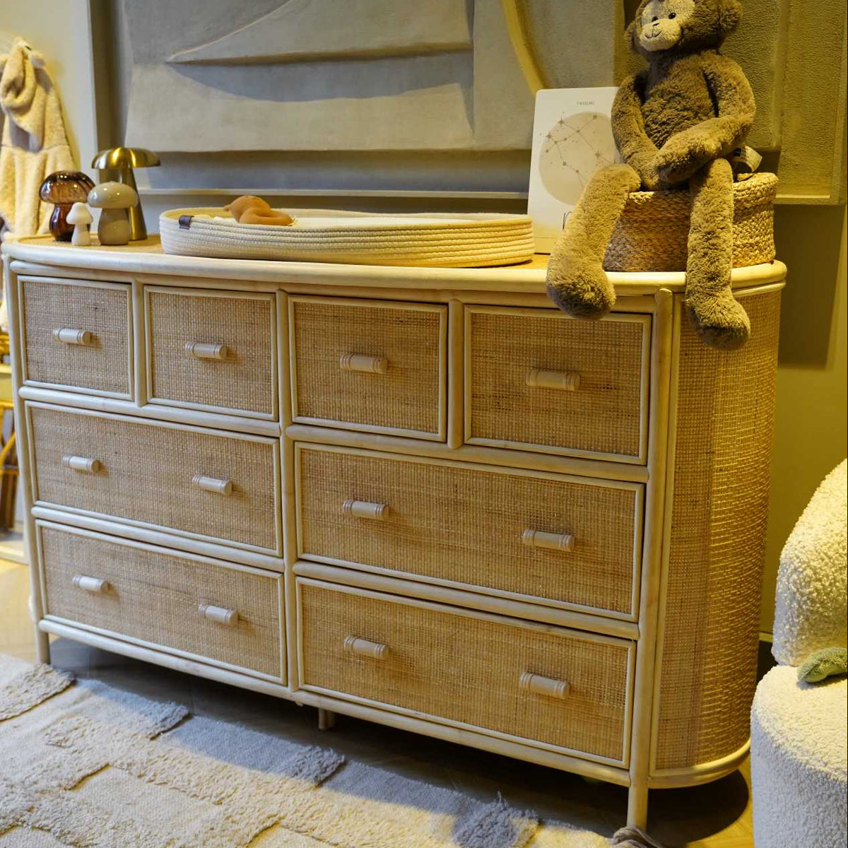 Rotan babykamer commode met 8 lades en ronde zijkanten en groot werkblad