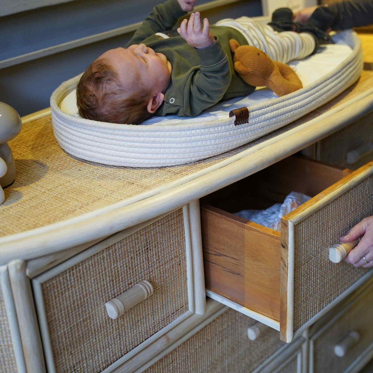 Rotan babykamer commode met 8 lades en ronde zijkanten