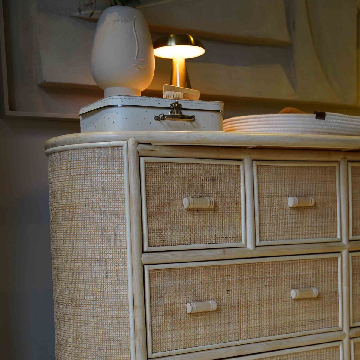 Rotan babykamer commode met 8 lades en ronde zijkanten, Coco collectie