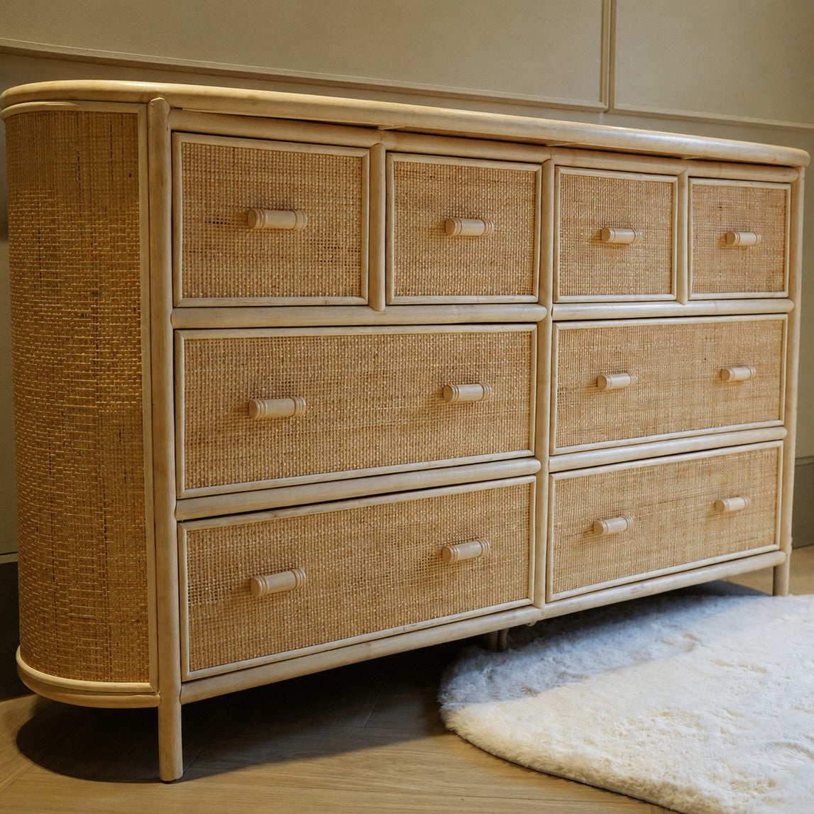 Naturel rotan commode met handgevlochten laden, afgeronde hoeken en ruime opberglades**
