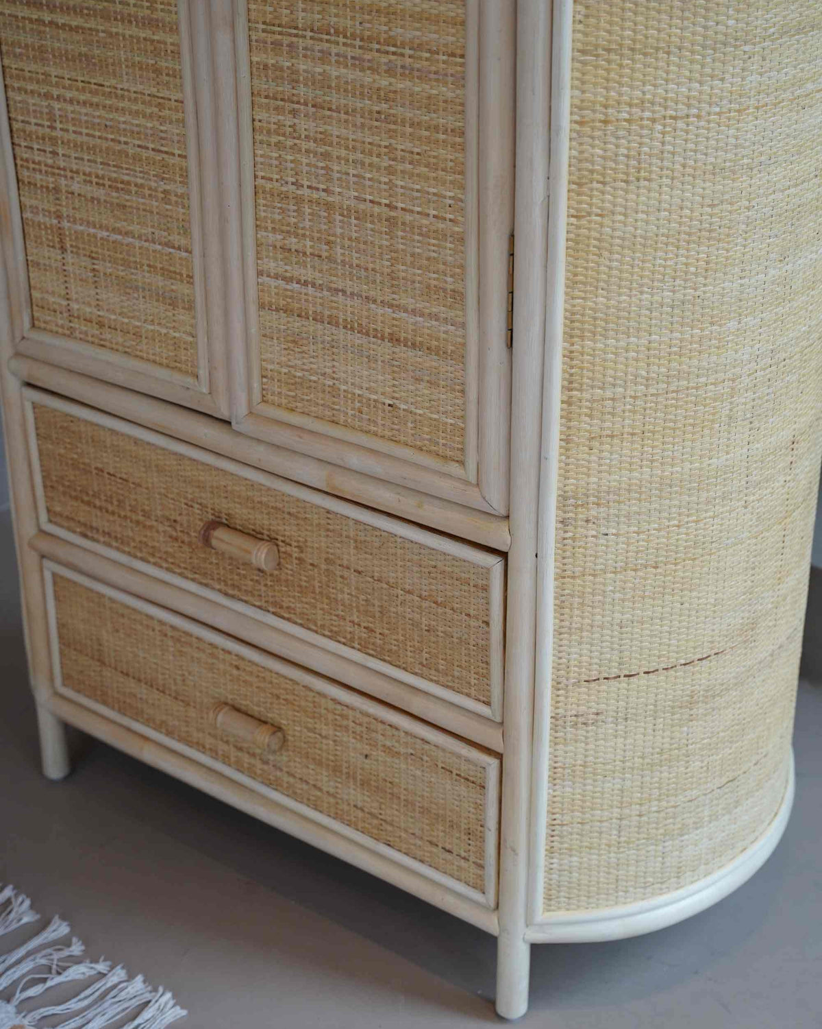 Detail foto van rotan kledingkast met twee lades. 