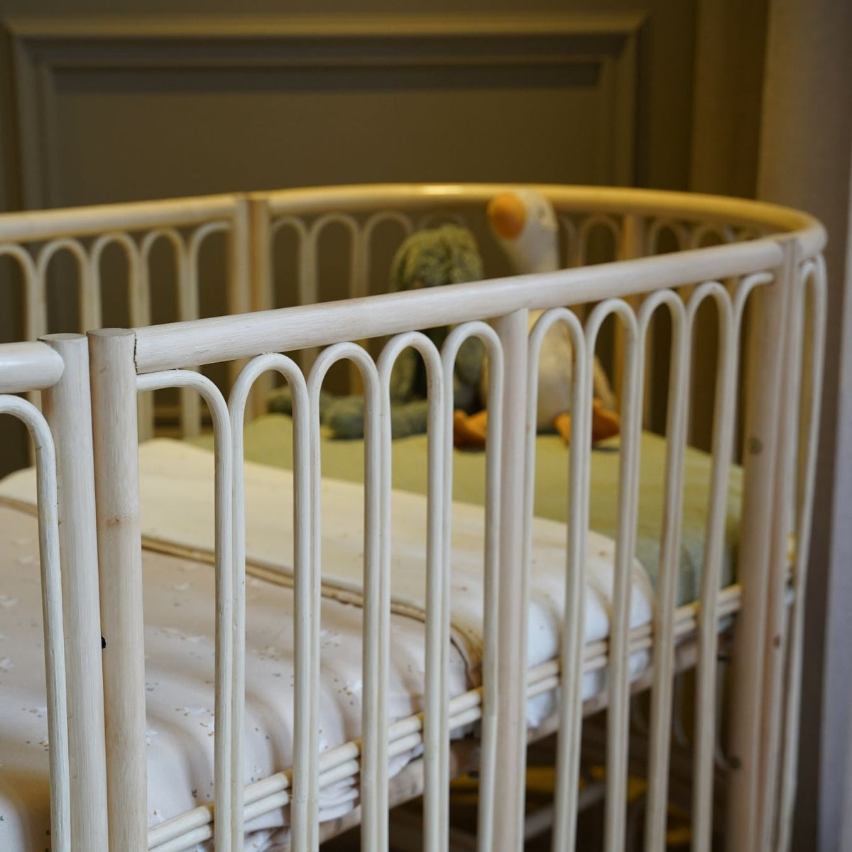 Detail foto rotan ledikant sol met ronde rotan spijlen, transparant babybed