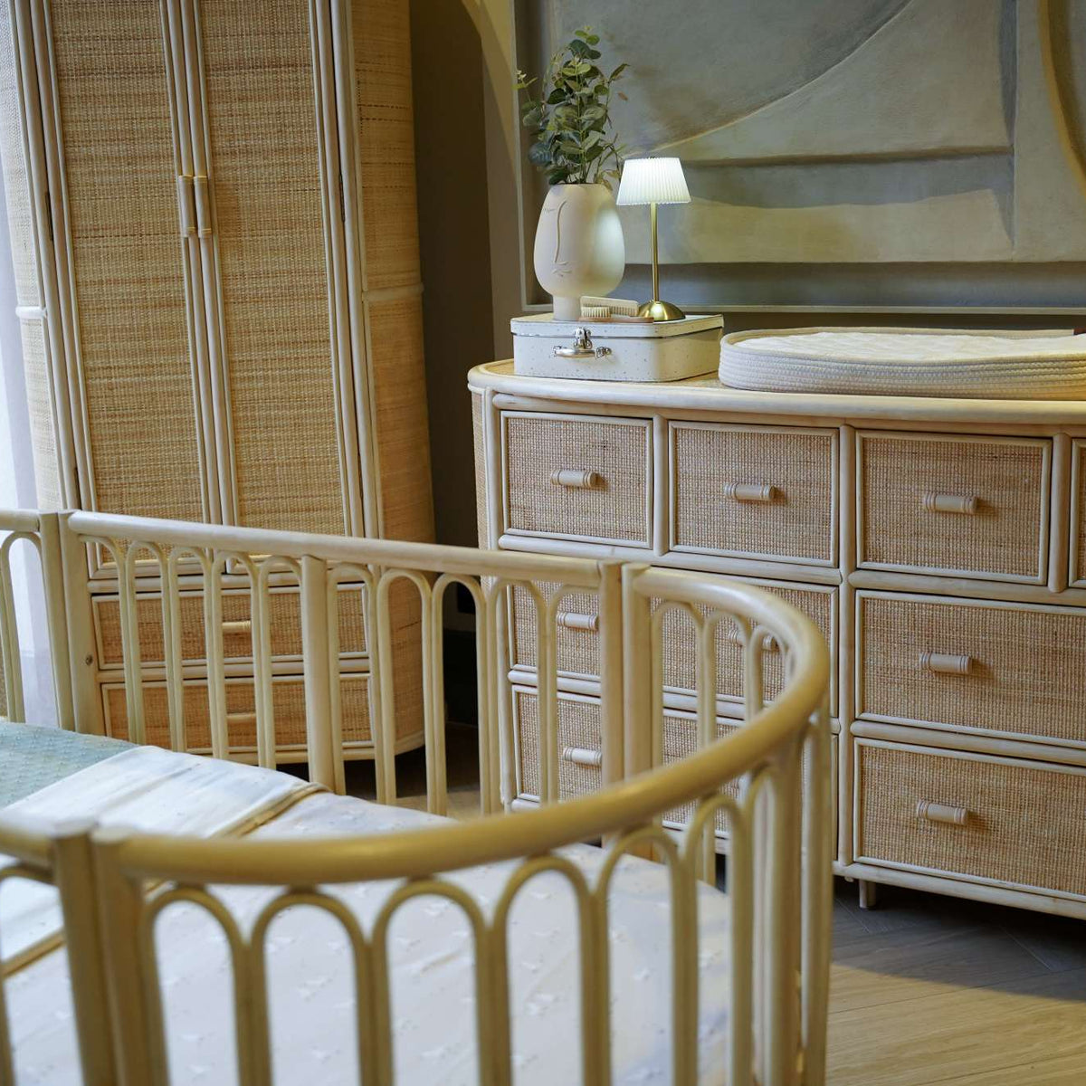 Lichte beige babykamer met kledingkast, commode coco xl en ledikant sol.